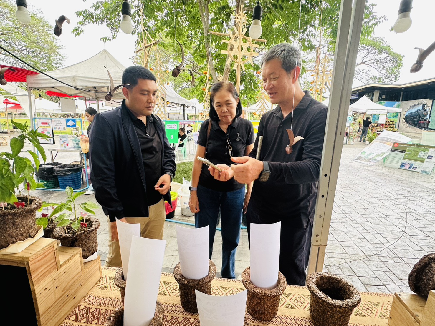 สมาคมยางนาฯร่วมกับวิทยาลัยเทคนิคสารภี นำเสนอนวัตกรรมการทำกระถางจากใบยางนา ในงานเทศกาลเพื่อลมหายใจเชียงใหม่ ครังที่ 4 ณ สวนสาธารณรถไฟ วันที่ 13-14 มิ.ย.2569