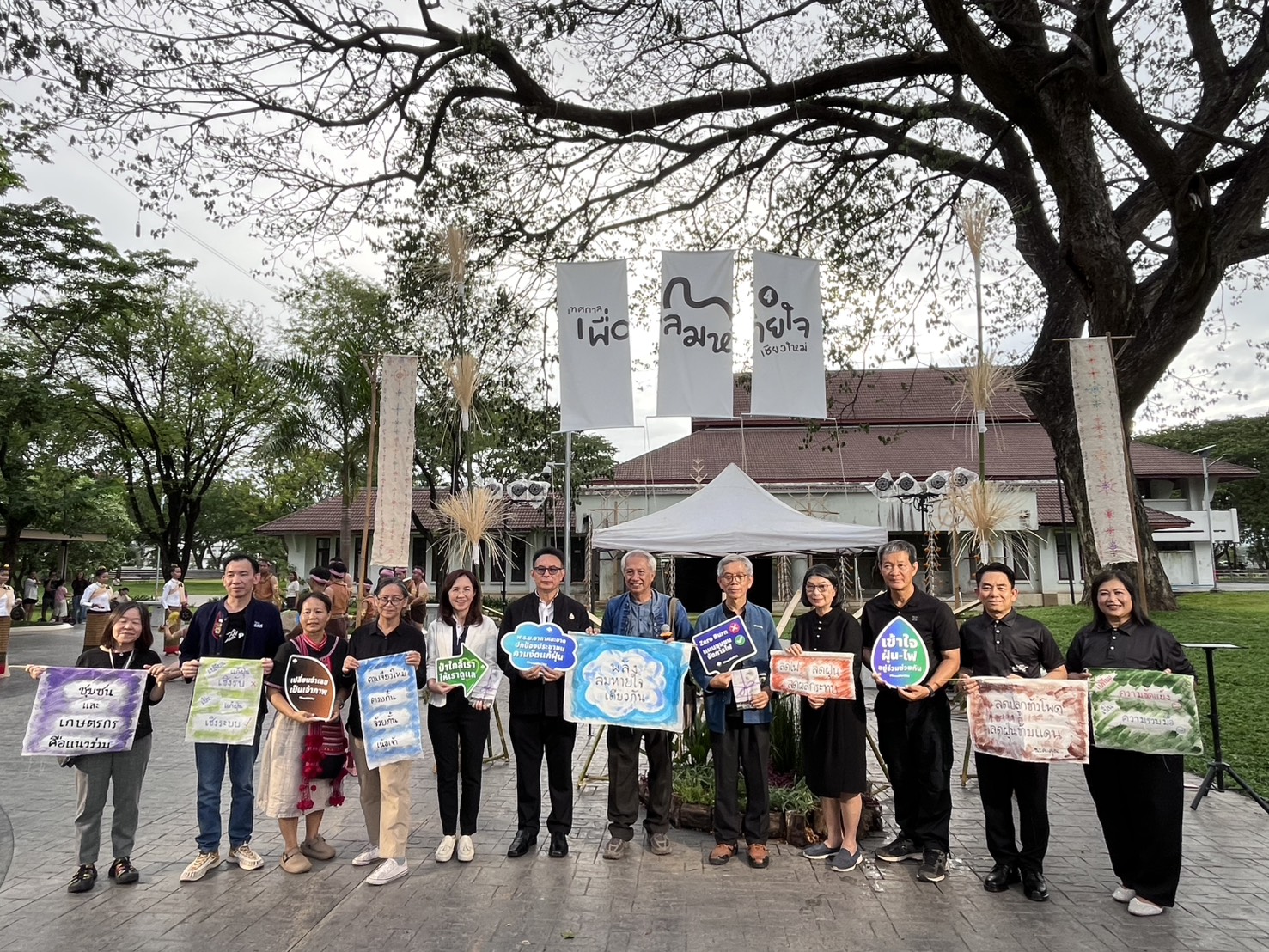 สมาคมยางนาฯร่วมกับวิทยาลัยเทคนิคสารภี นำเสนอนวัตกรรมการทำกระถางจากใบยางนา ในงานเทศกาลเพื่อลมหายใจเชียงใหม่ ครังที่ 4 ณ สวนสาธารณรถไฟ วันที่ 13-14 มิ.ย.2569