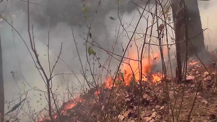 เร่งดับไฟป่าดอยจง จ.ลำปาง หวั่นลุกลามทำค่าฝุ่นละอองพุ่งสูง คาดมีคนจุดไฟเผา